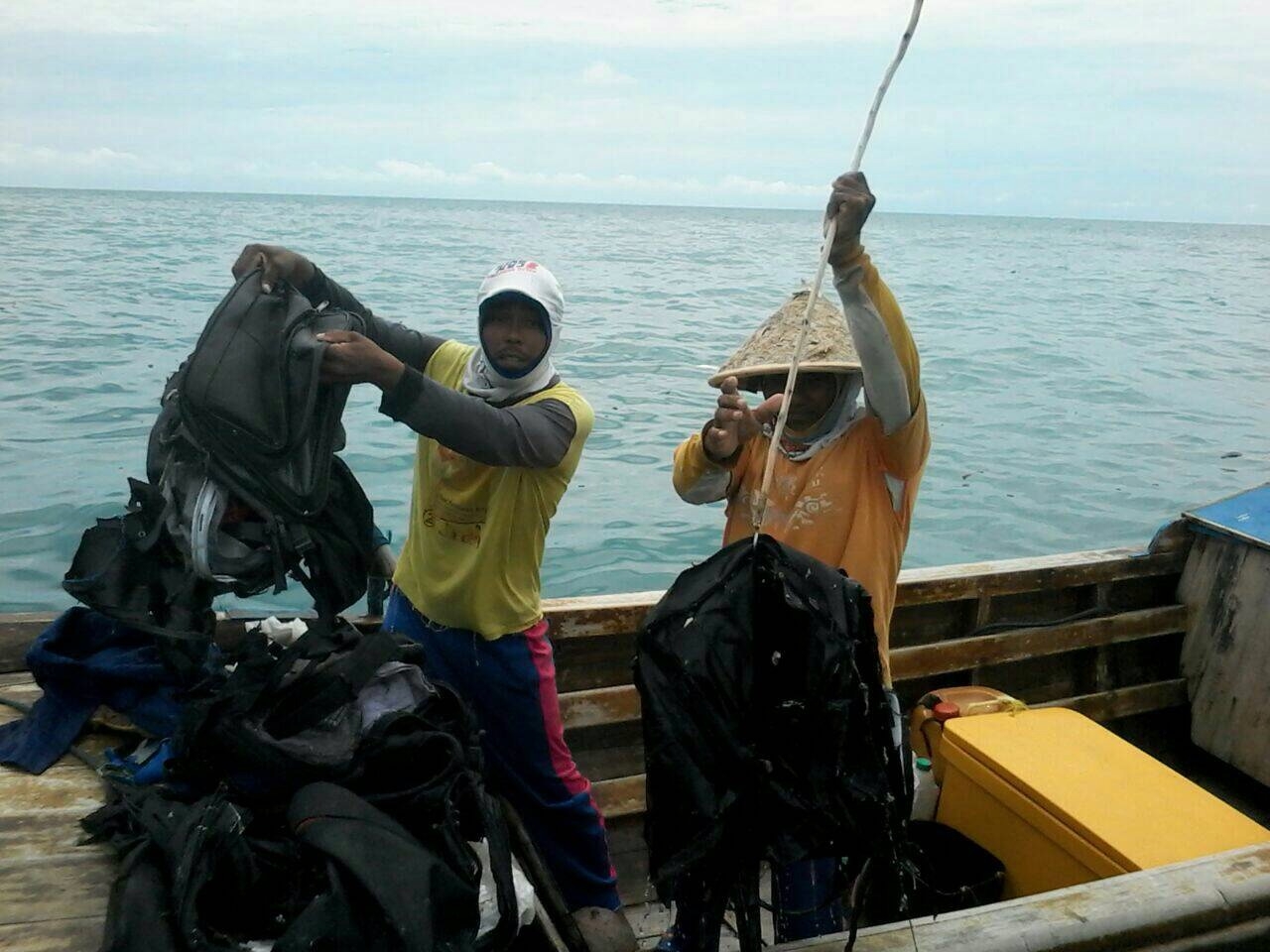 barang-barang-yang-diduga-milik-korban-pesawat-jatuh-ditemukan_20161203_192315.jpg