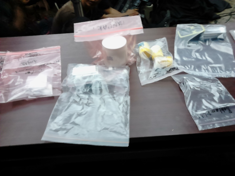 barang-bukti-bom-nih2_20151029_151855.jpg