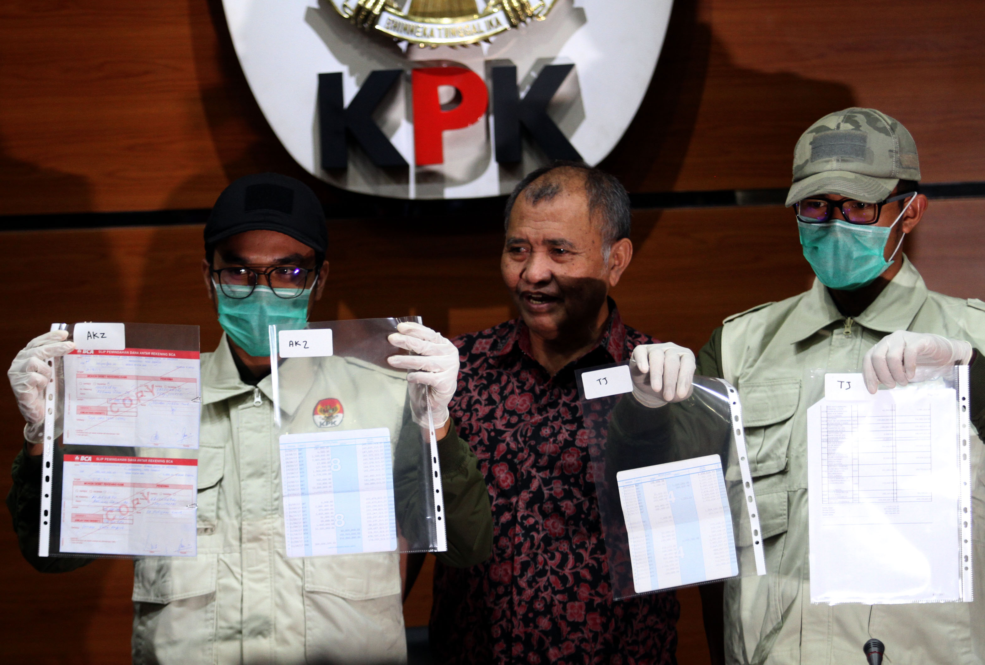 barang-bukti-ott-panitera-pengganti-pn-jaksel_20170822_172955.jpg