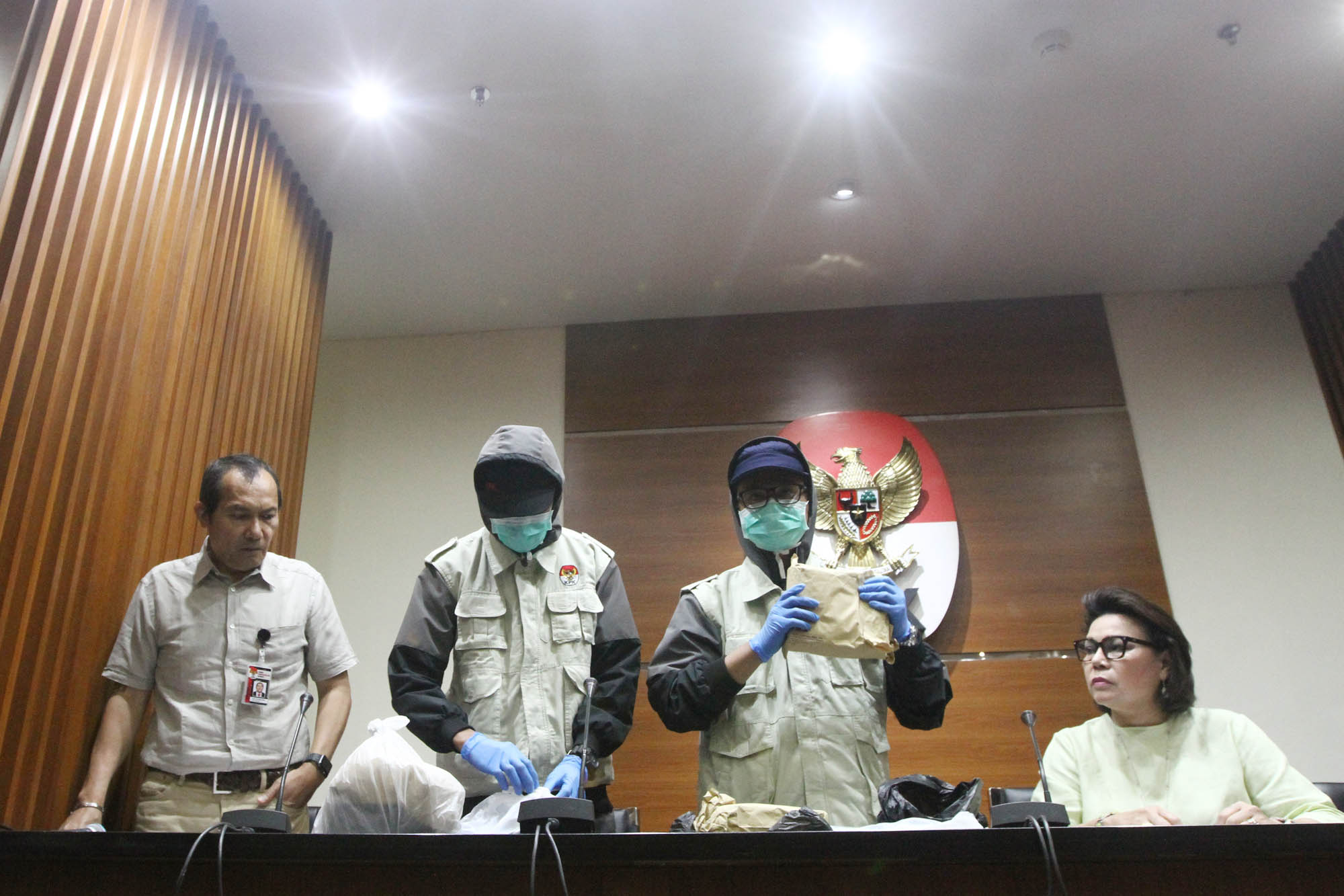 barang-bukti-ott-suap-dprd-mojokerto_20170617_214247.jpg