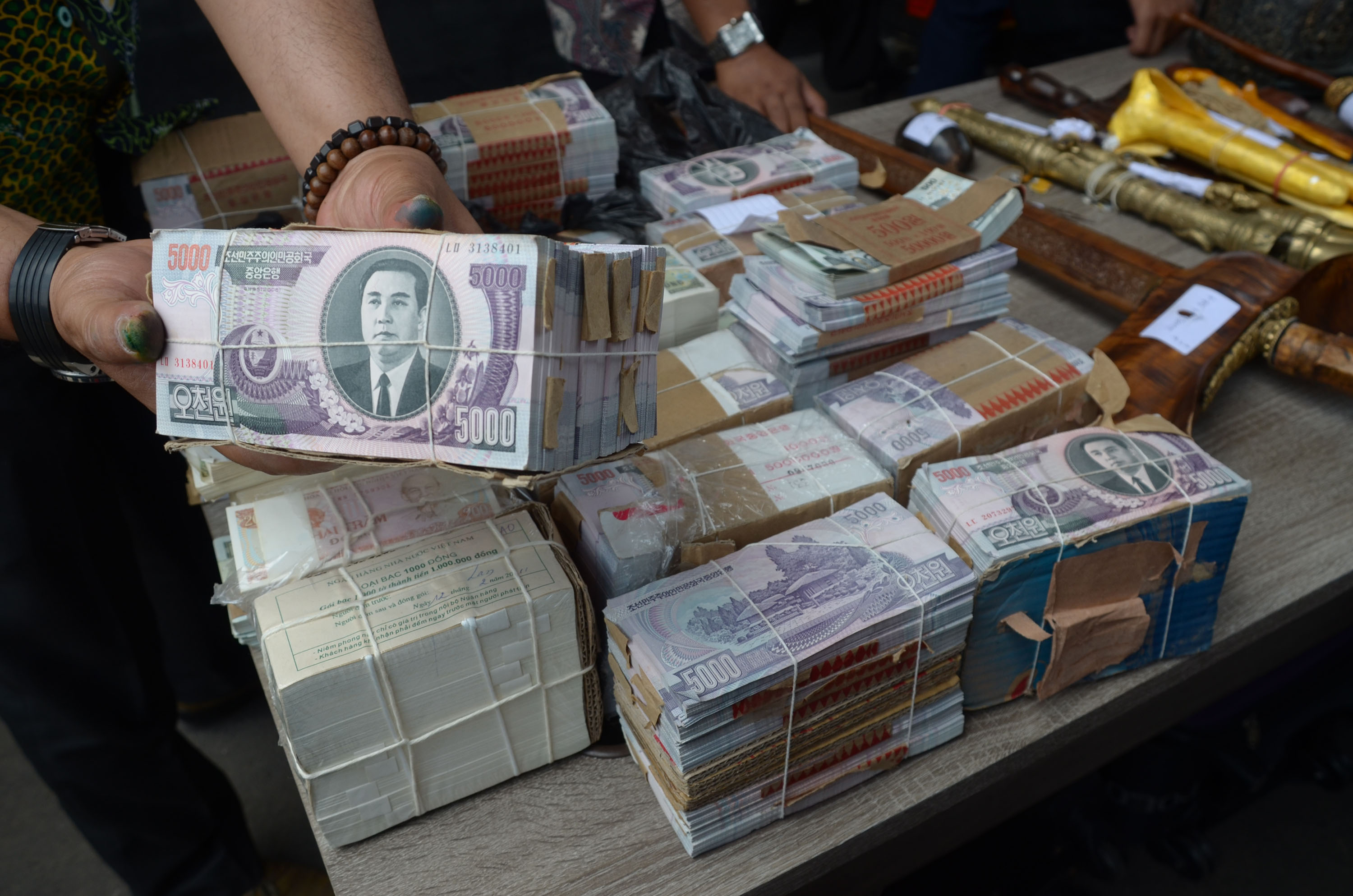 barang-bukti-penipuan-dimas-kanjeng_20161007_201813.jpg