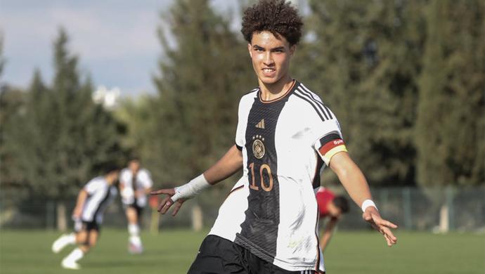 barcelona-noah-darvich-wonderkid-16-tahun-timnas-u-17-jerman.jpg
