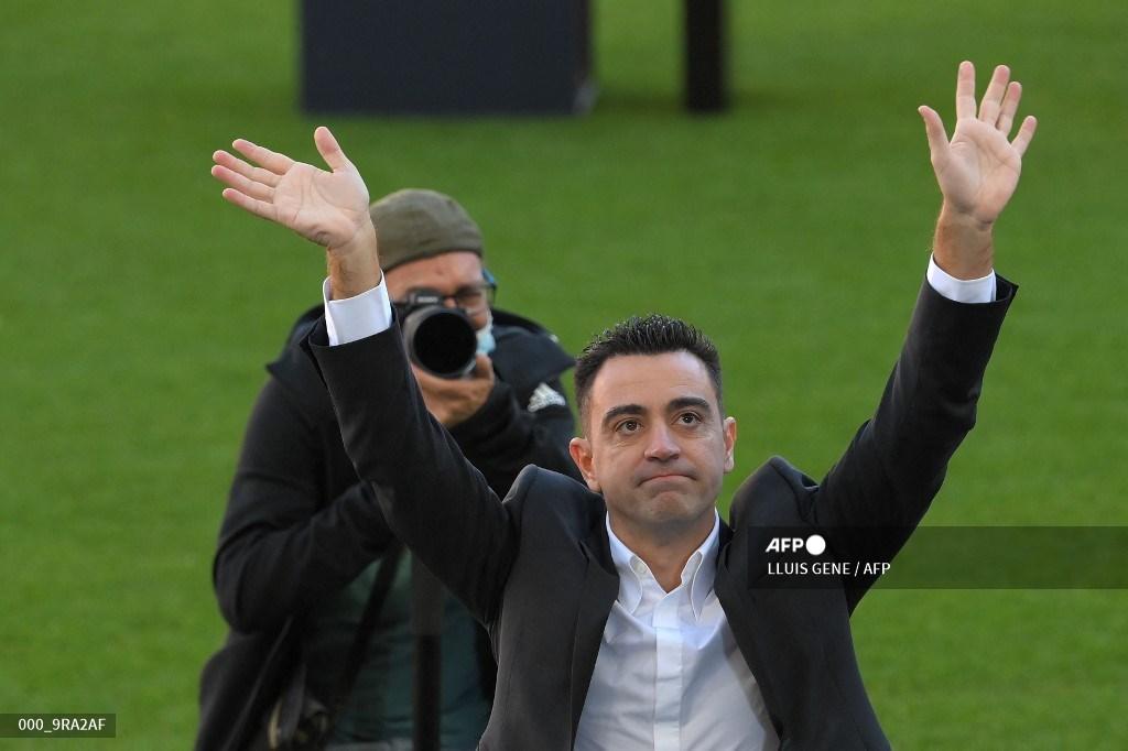 barcelona-yang-baru-diangkat-xavi-hernandez-melambai-kepada-para-pendukung.jpg