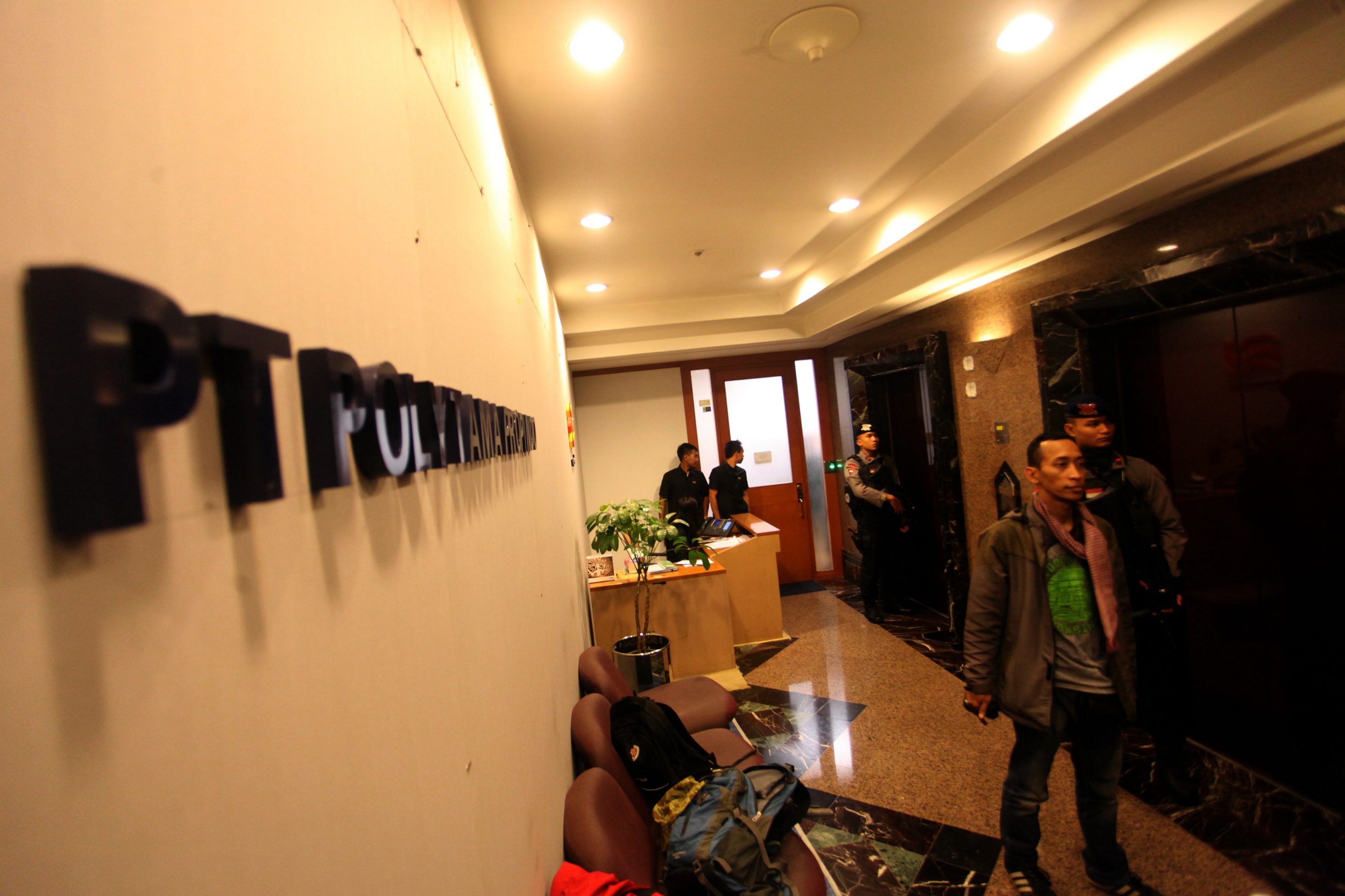bareskrim-polri-geledah-kantor-pt-polytama-propindo_20150619_122506.jpg