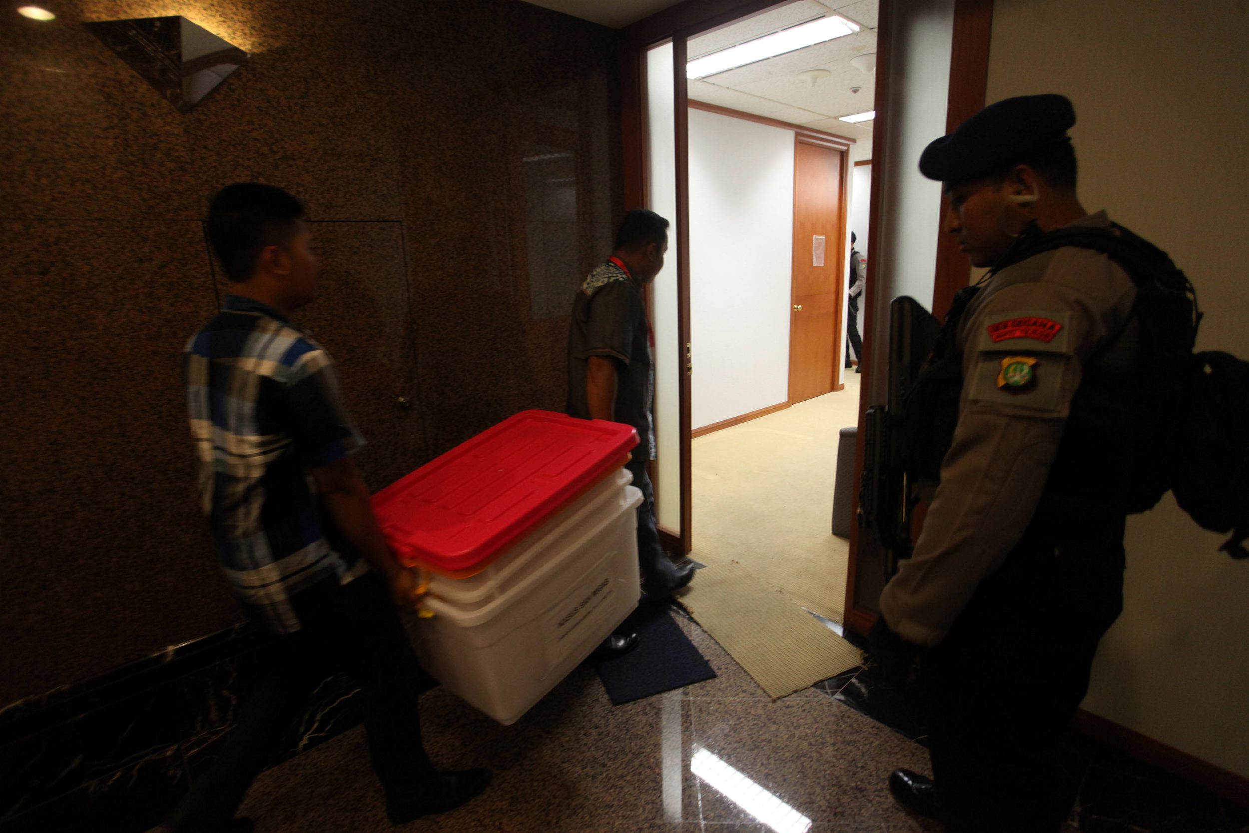 bareskrim-polri-geledah-kantor-pt-polytama-propindo_20150619_122703.jpg