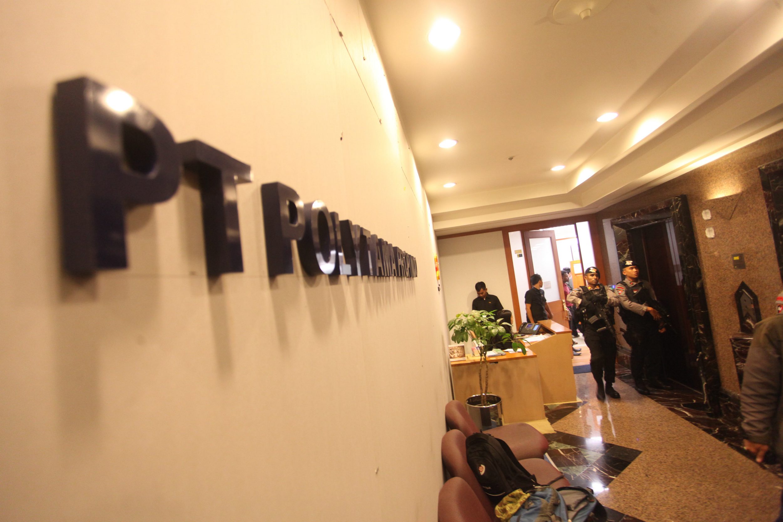 bareskrim-polri-geledah-kantor-pt-polytama-propindo_20150619_122942.jpg