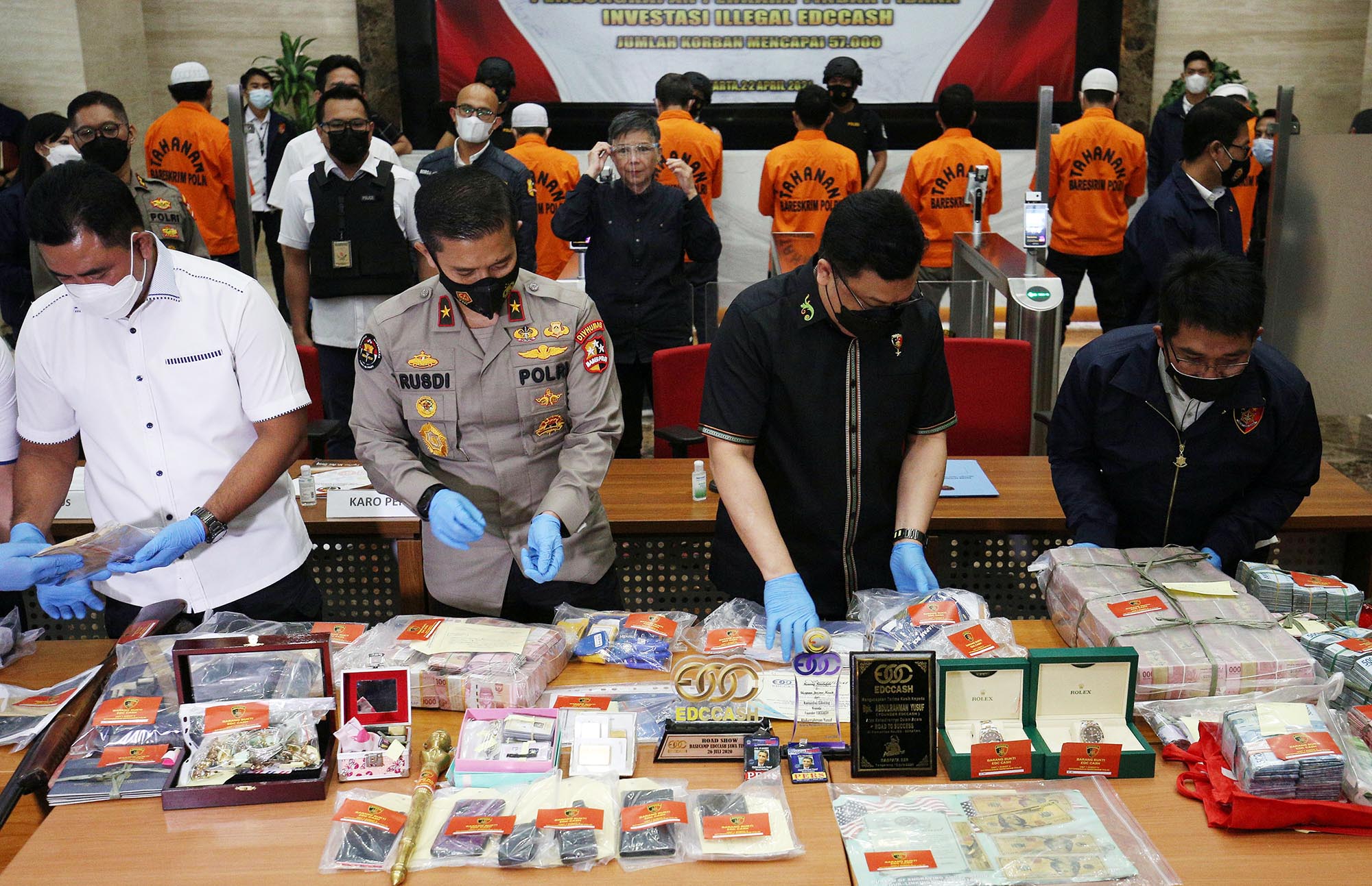 bareskrim-polri-ungkap-investasi-ilegal-edc-cash_20210422_214153.jpg
