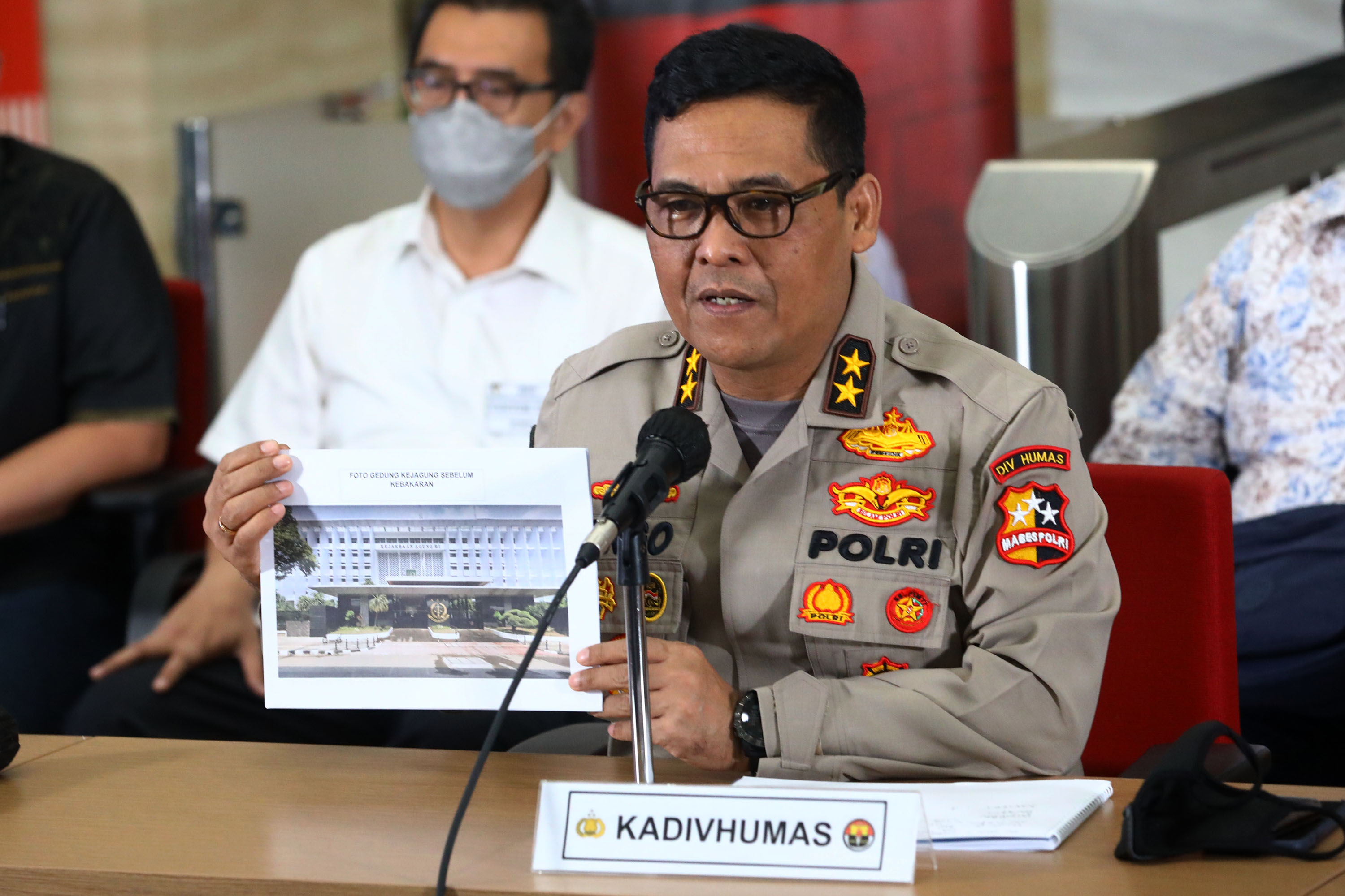 bareskrim-polri-ungkap-kasus-kebakaran-gedung-kejagung_20201023_191711.jpg
