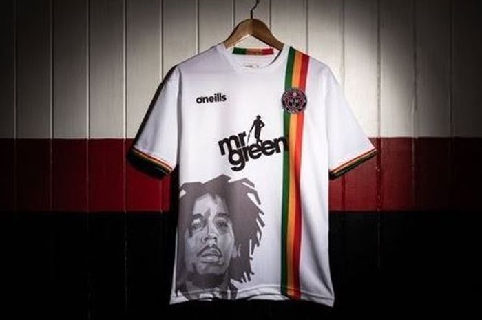 baru-kali-ini-kostum-klub-sepak-bola-bergambar-bob-marley_20181024_184734.jpg