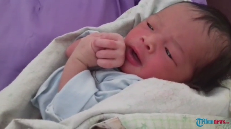 bayi-ini-ditemukan-telah-dibuang-di-jembatan-tajurhalang-3_20151016_205320.jpg