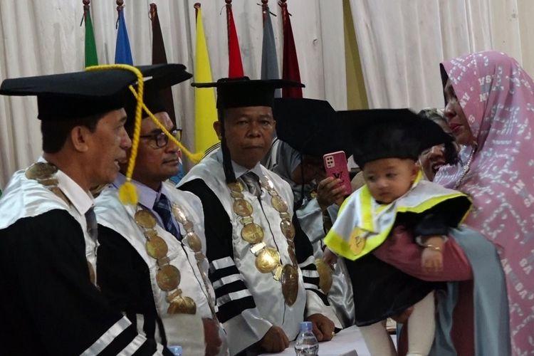 bayi-wisuda-gantikan-ibu.jpg