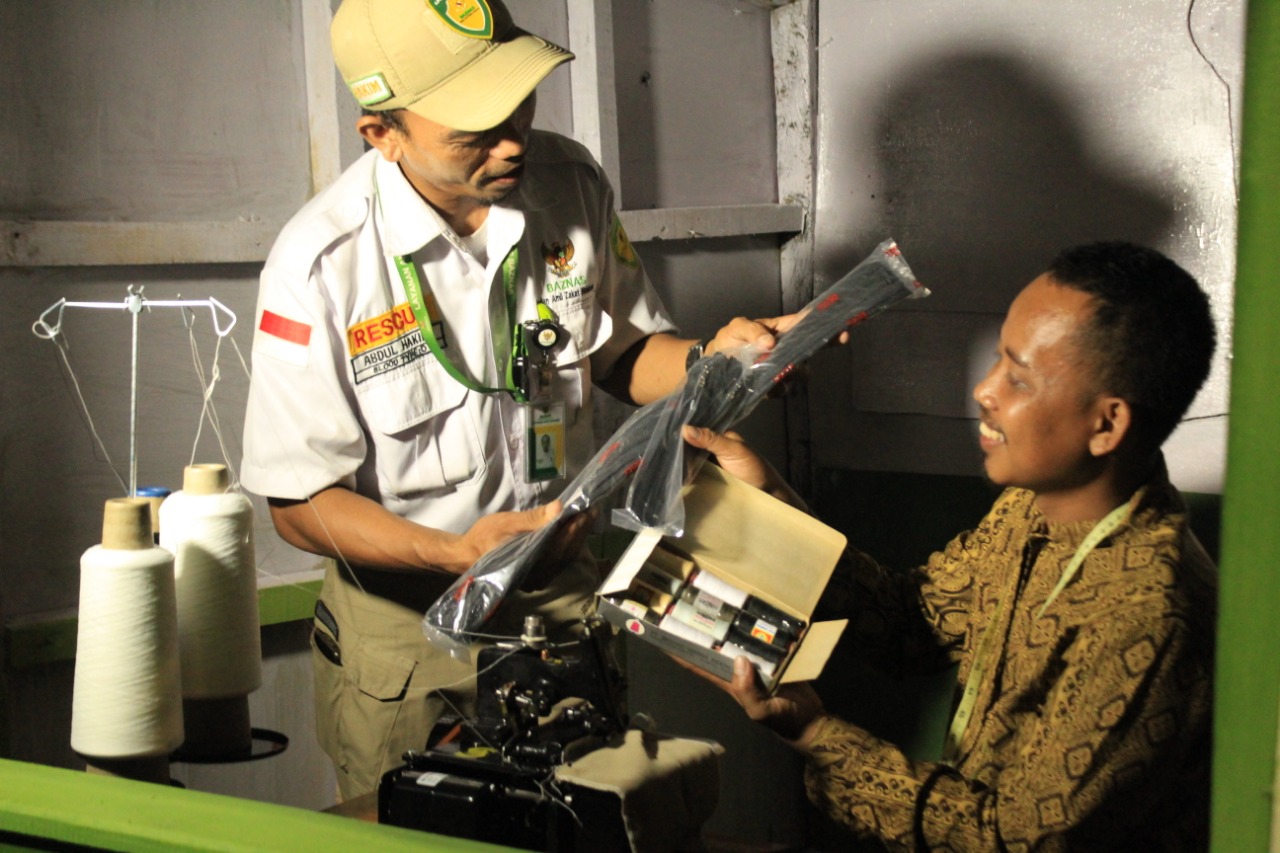 baznas-bantu-guru-madrasah-indramayu_20190406_021652.jpg