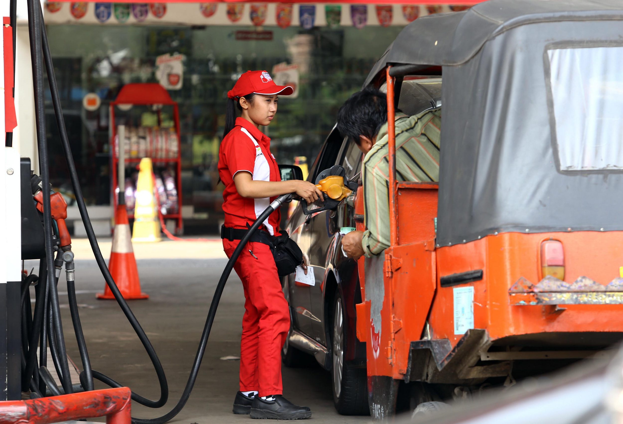 bbm-bersubsidi-jenis-premium-akan-naik_20141102_190249.jpg