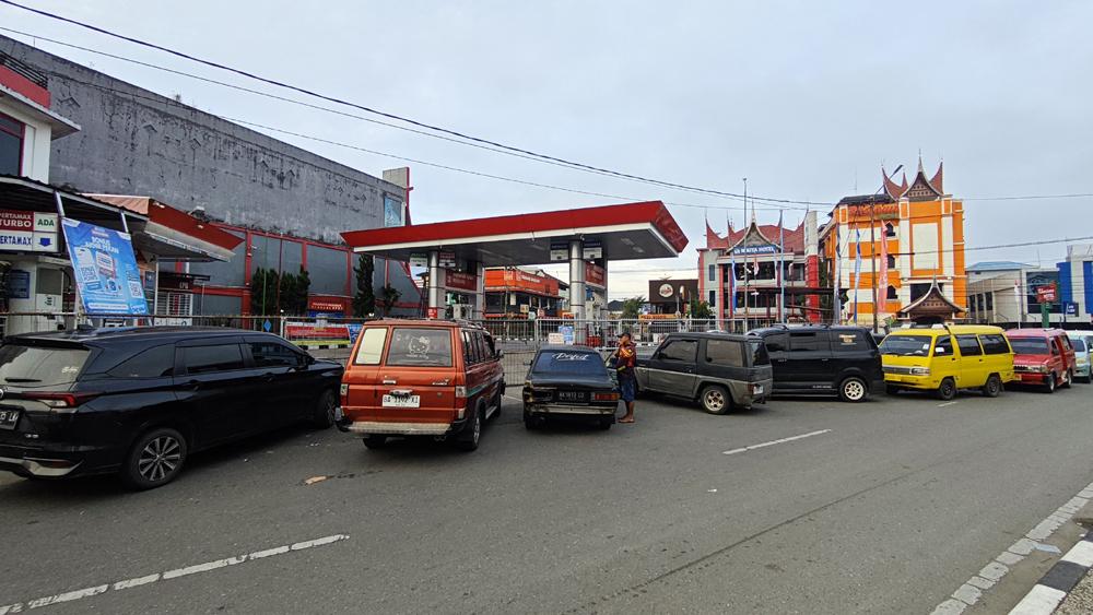 ANTREAN BBM - Antrean kendaraan warga terlihat di SPBU Simpang Yarsi Bukittinggi, Sumatera Barat, pada Selasa (31/3/2026) pagi sekitar pukul 06.45 WIB.
