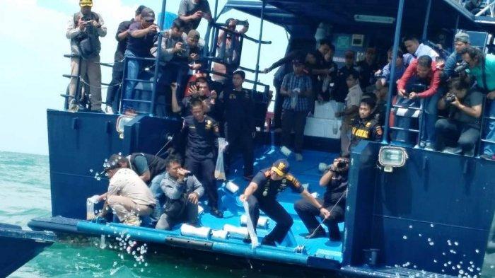 bc-kepri-gagalkan-penyelundupan-baby-lobster-rp-12-miliar-lebih-pelaku-menghilang-di-hutan-bakau.jpg