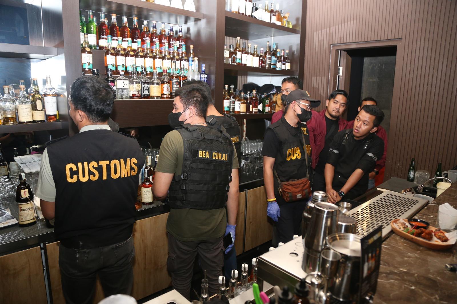 bea-cukai-grebek-kafe-di-senopati.jpg