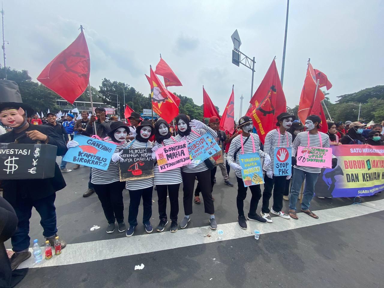 beberapa-peserta-aksi-di-hari-buruh-2024-hari-ini-rabu-152024-berdandan.jpg