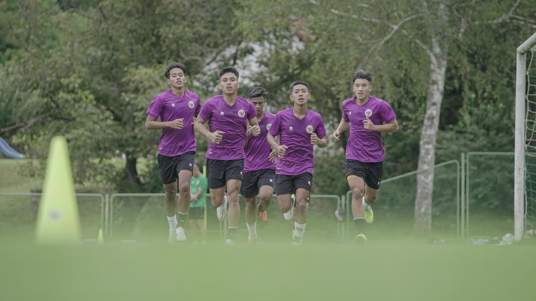 beckham-putra-jack-brown-sandi-samosir-dan-pemain-timnas-u-19-indonesia.jpg