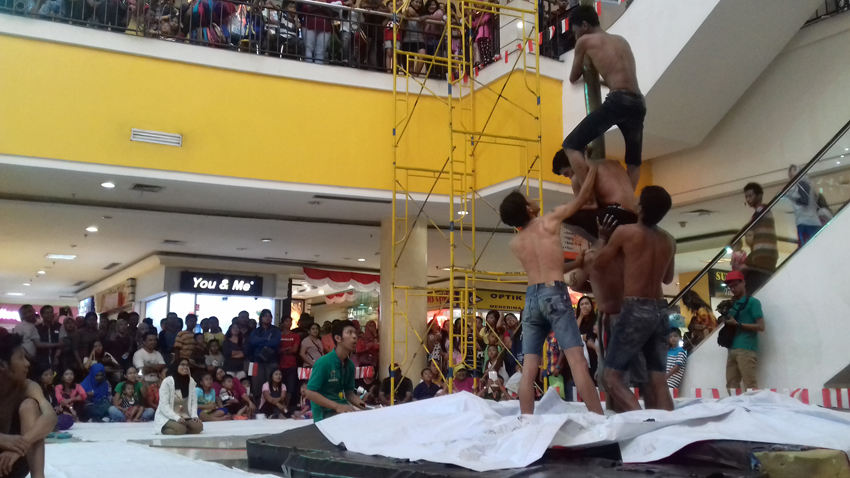 begini-keseruan-panjat-pinang-dalam-mall-di-solo-grand-mall_20160817_194825.jpg