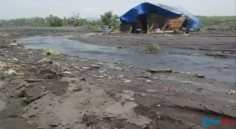 begini-kondisi-sawah-milik-salim-kancil-yang-rusak-akibat-penambangan-pasir-liar_20151005_211314.jpg