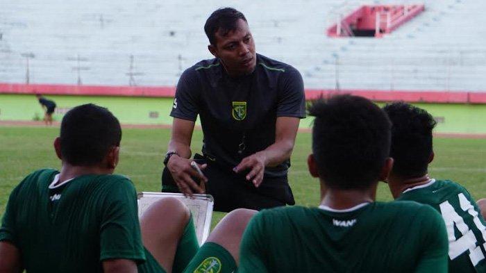 bejo-sugiantoro-asisten-pelatih-persebaya-surabaya-sedang-menyiapkan-strategi.jpg
