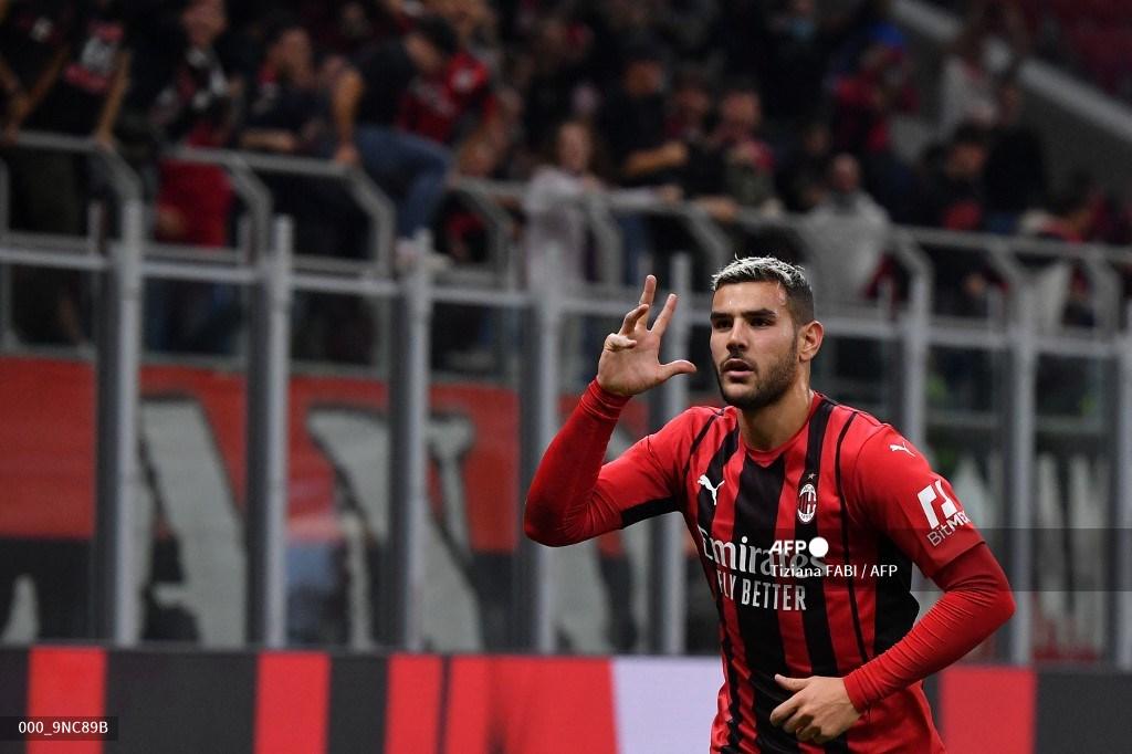bek-ac-milan-prancis-theo-hernandez-merayakan-setelah-mencetak-gol-2-0-lawan-venezia.jpg