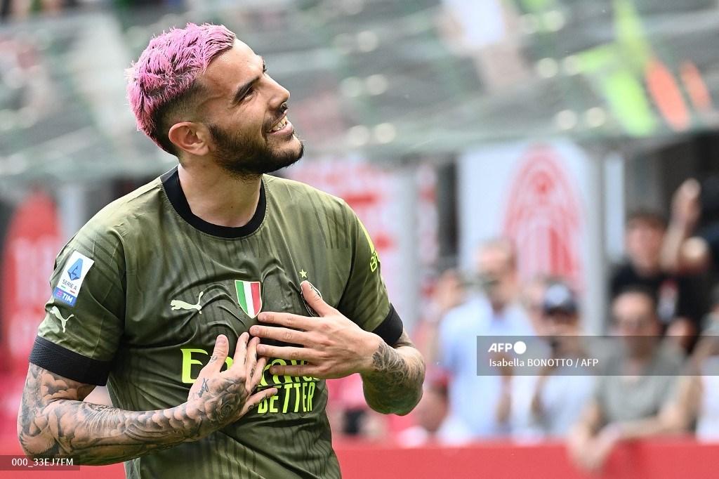 bek-ac-milan-prancis-theo-hernandez-merayakan-setelah-mencetak-gol-kedua-timnya.jpg