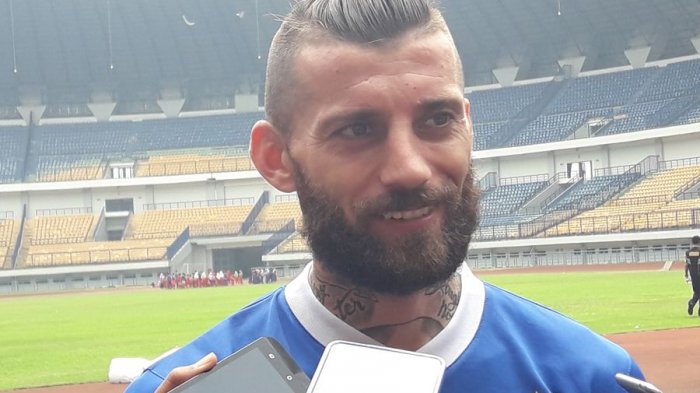 bek-asing-persib-bandung-bojan-malisic_20180425_154023.jpg