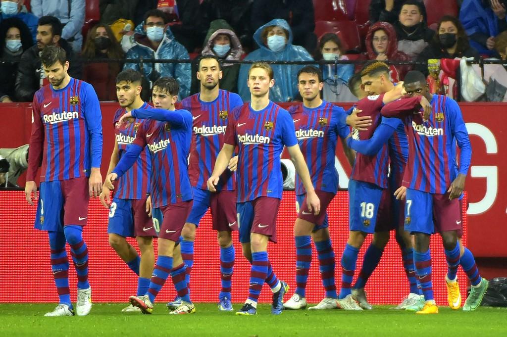 bek-barcelona-uruguay-ronald-araujo-2r-merayakan-dengan-rekan-satu-timnya.jpg