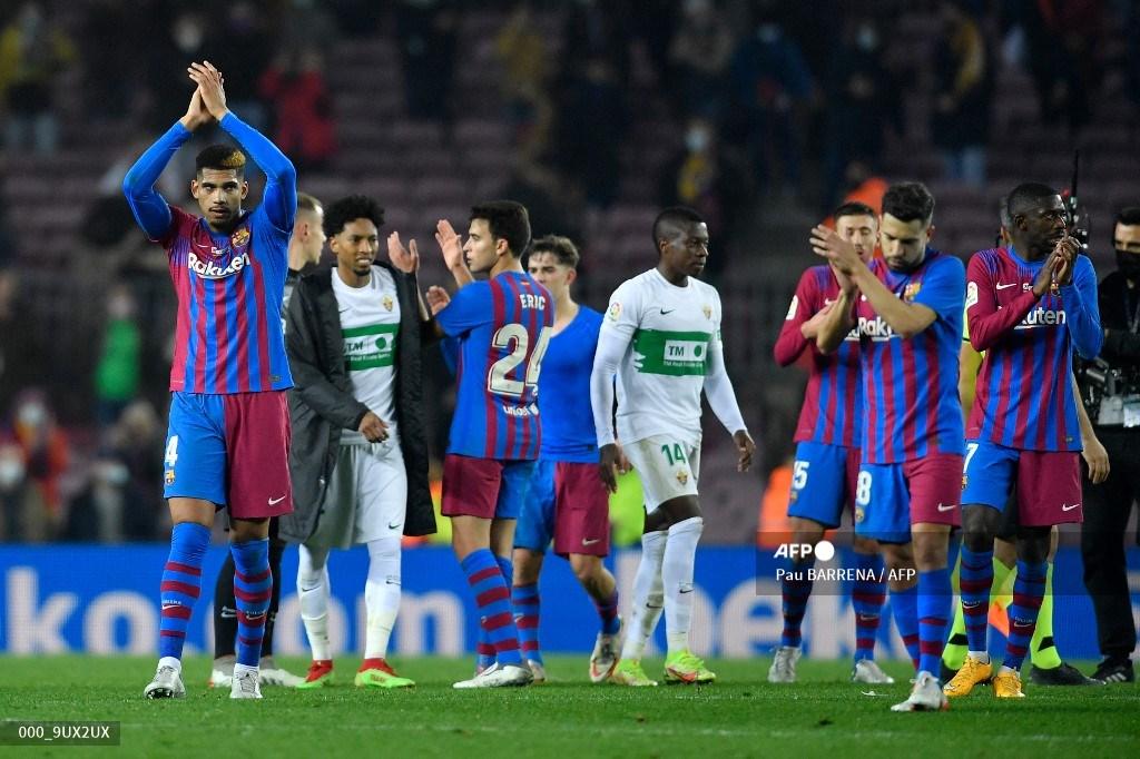 bek-barcelona-uruguay-ronald-araujo-kiri-dan-rekan-satu-timnya-merayakan-kemenangan.jpg
