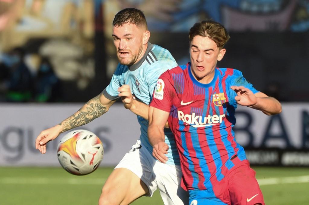 bek-celta-vigo-spanyol-javi-galan-kiri-bersaing-dengan-gelandang-barcelona-spanyol-gavi.jpg