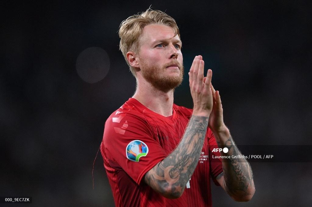 bek-denmark-simon-kjaer-bertepuk-tangan-setelah-inggris-memenangkan-pertandingan.jpg