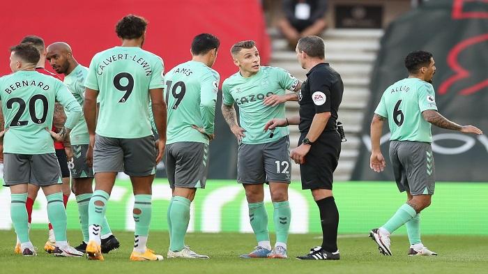 bek-everton-lucas-digne-tengah-menerima-kartu-kuning-dari-wasit-inggris-kevin-friend.jpg