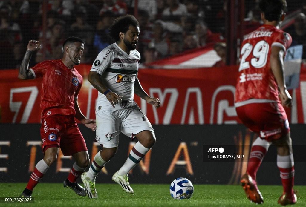 bek-fluminense-marcelo-tengah-mengontrol-bola-selama.jpg