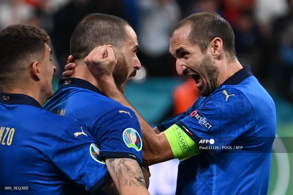 bek-italia-leonardo-bonucci-tengah-merayakan-dengan-bek-italia-giorgio-chiellini.jpg