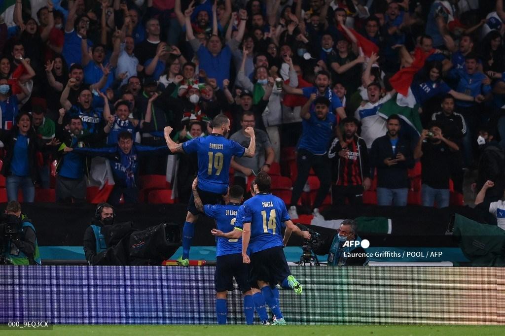 bek-italia-leonardo-bonucci-tengah-merayakan-dengan-para-penggemar-gli-azzurri.jpg