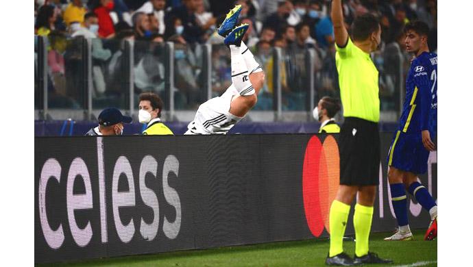 bek-juventus-asal-belanda-matthijs-de-ligt-tersungkur.jpg