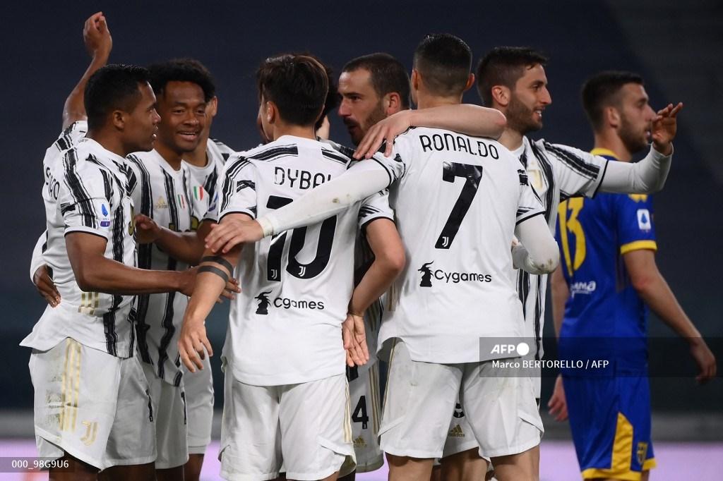 bek-juventus-asal-brazil-alex-sandro-kiri-merayakan-gol-keduanya.jpg