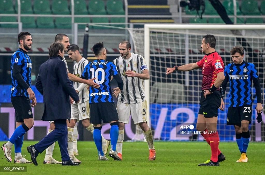 bek-juventus-italia-giorgio-chiellini-tengah-mengucapkan-selamat.jpg