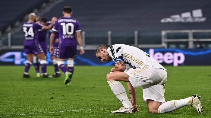 bek-juventus-italia-leonardo-bonucci-kanan-bereaksi-saat-para-pemain-fiorentina-merayakan-gol.jpg