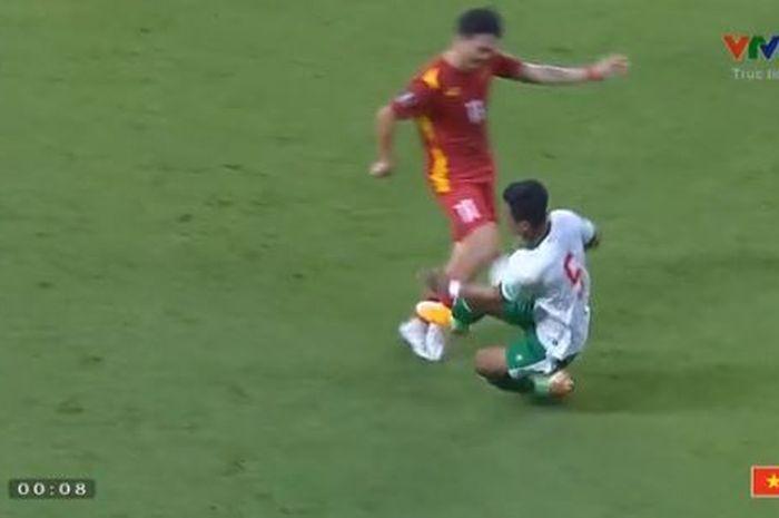 bek-kiri-timnas-indonesia-pratama-arhan-tekel.jpg