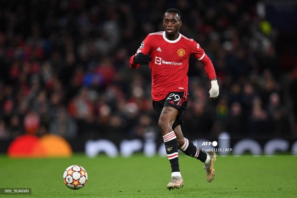 bek-manchester-united-inggris-aaron-wan-bissaka-mengontrol-bola-selama-pertandingan.jpg