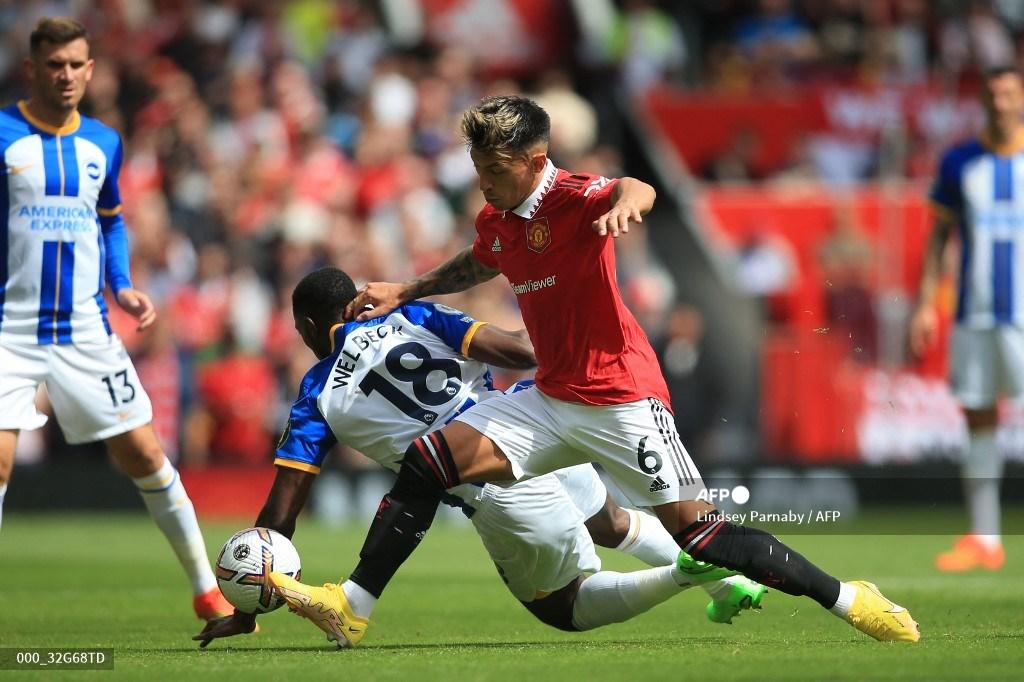 bek-manchester-united-lisandro-martinez-berebut-bola-dengan-danny-welbeck.jpg