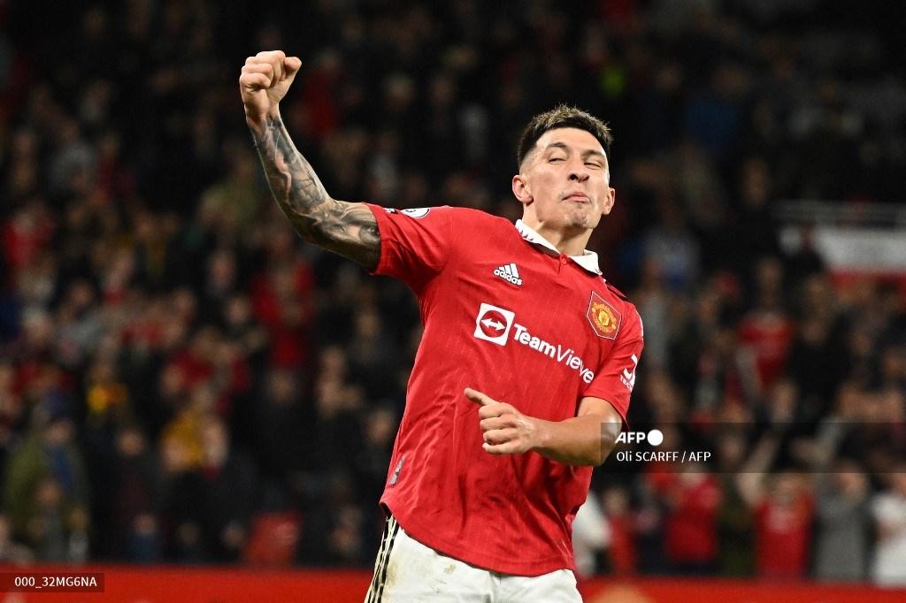 bek-manchester-united-lisandro-martinez-merayakan-kemenangan-1-0-timnya.jpg