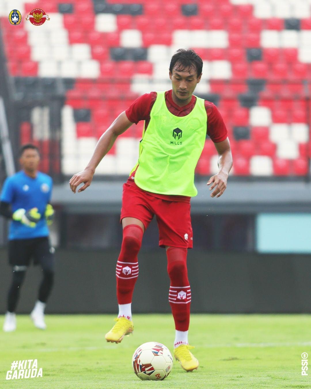 bek-persija-jakarta-hansamu-yama-menggunakan-seragam-latihan-timnas-indonesia.jpg