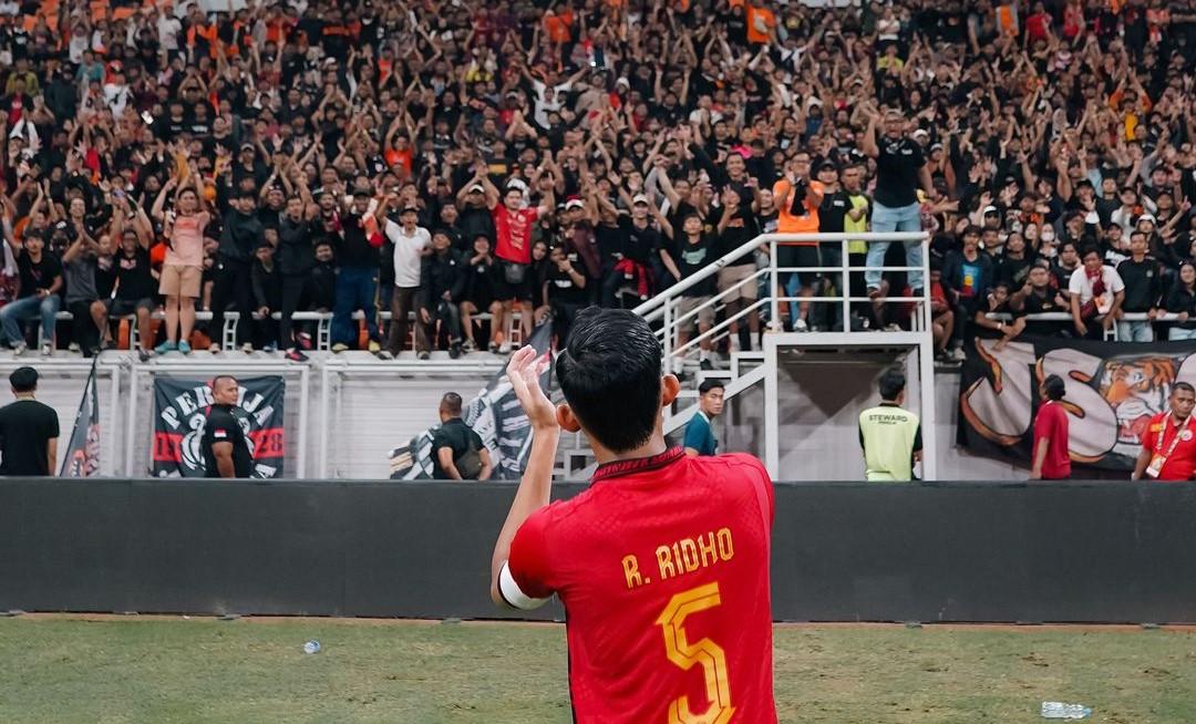 bek-persija-jakarta-rizky-ridho-menyambangi-para-the-jakmania-di-tribun-penonton.jpg