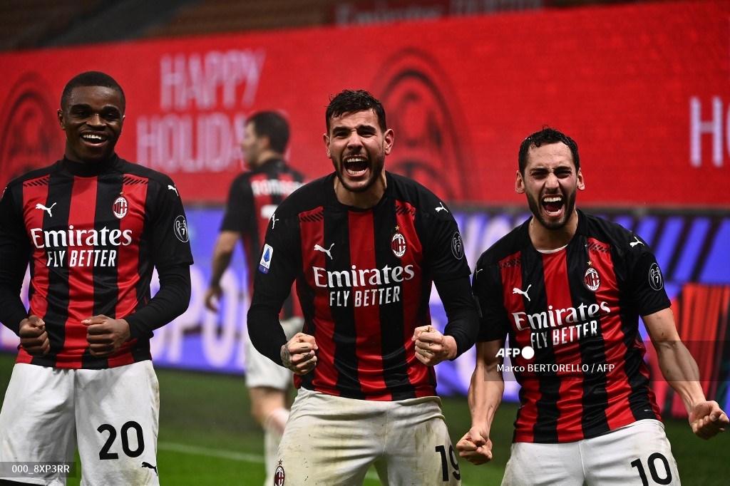 bek-prancis-ac-milan-theo-hernandez-merayakan-kemenangan-bersama-bek-prancis-ac-milan.jpg
