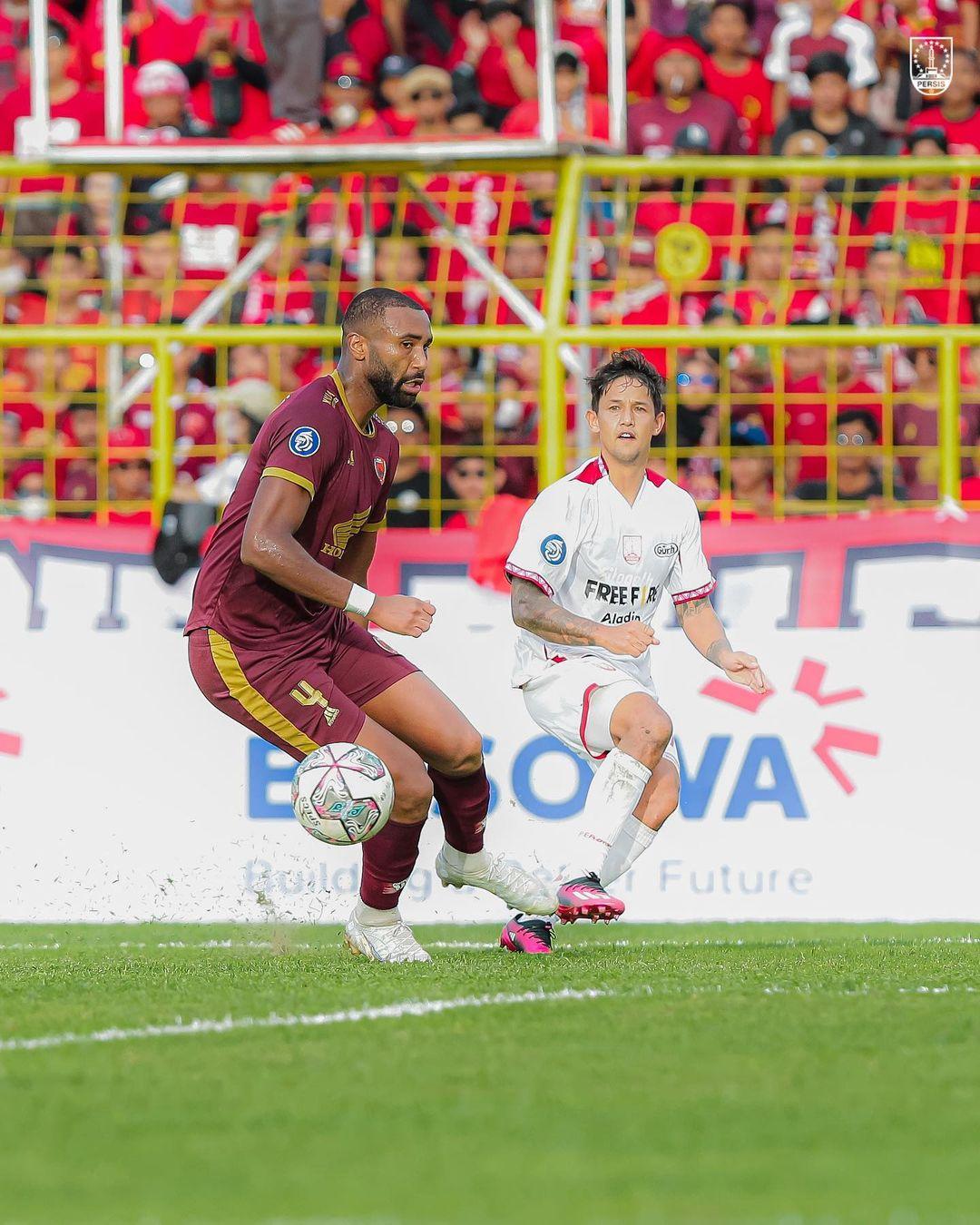 bek-psm-makassar-yuran-fernandes-berduel-dengan-winger-persis.jpg