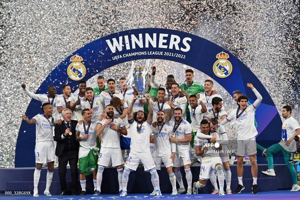 bek-real-madrid-brasil-marcelo-mengangkat-trofi-liga-champions.jpg