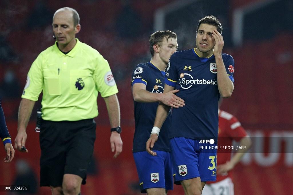 bek-southampton-asal-polandia-jan-bednarek-kanan-bereaksi-setelah-kebobolan-penalti.jpg